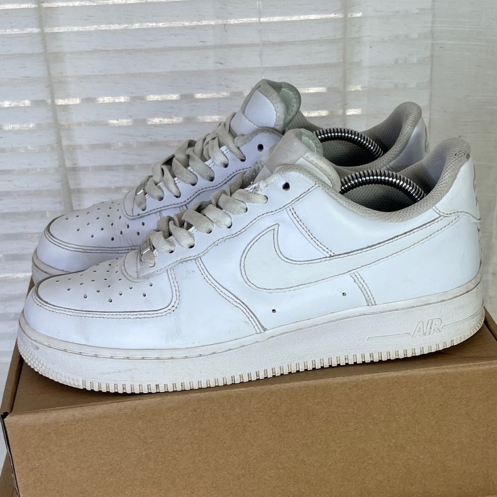 Nike‎ AF1 Air Force 1 '07 Triple White shoes Men Size 9 (CW2288-111) (bin B14)